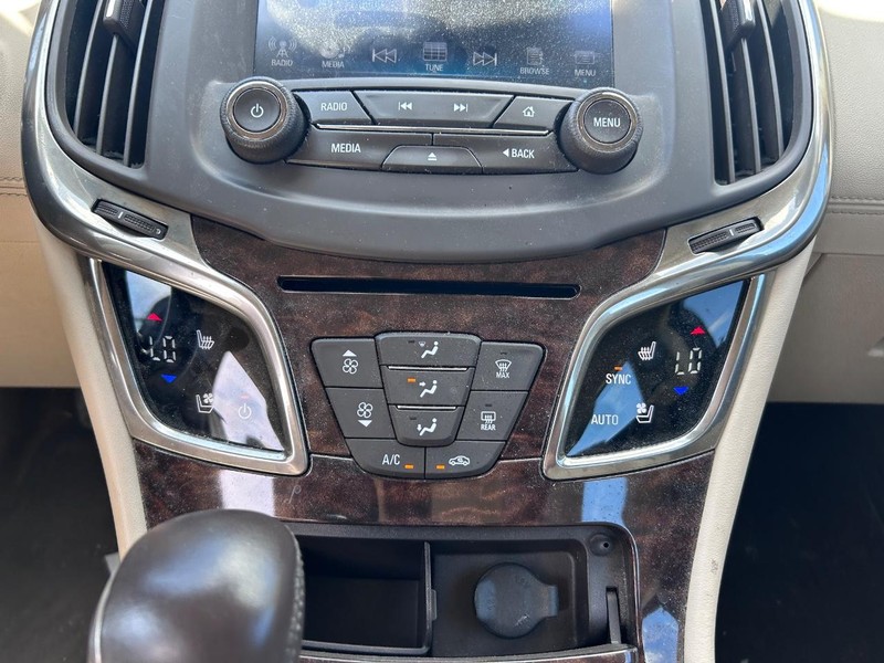 Buick LaCrosse Vehicle Full-screen Gallery Image 13