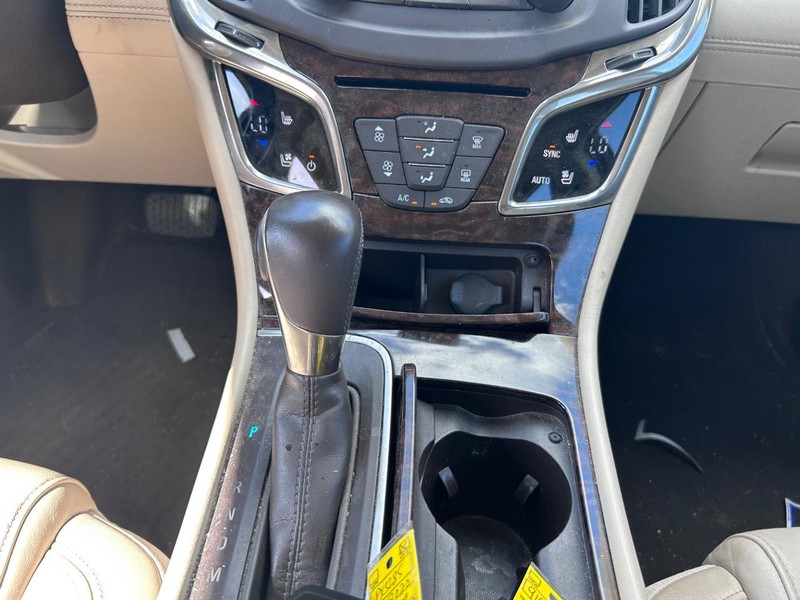 Buick LaCrosse Vehicle Full-screen Gallery Image 14