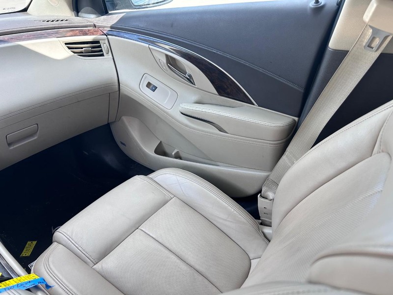 Buick LaCrosse Vehicle Full-screen Gallery Image 15