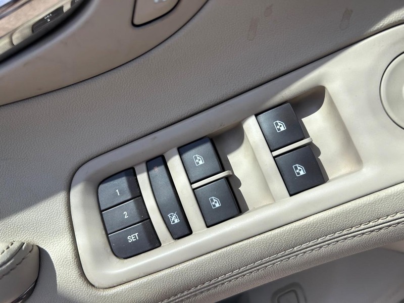 Buick LaCrosse Vehicle Full-screen Gallery Image 16