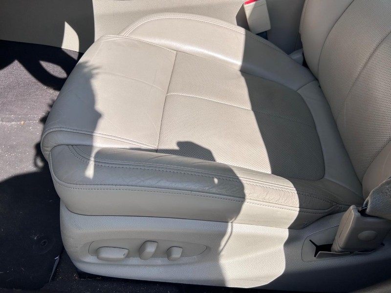 Buick LaCrosse Vehicle Full-screen Gallery Image 17