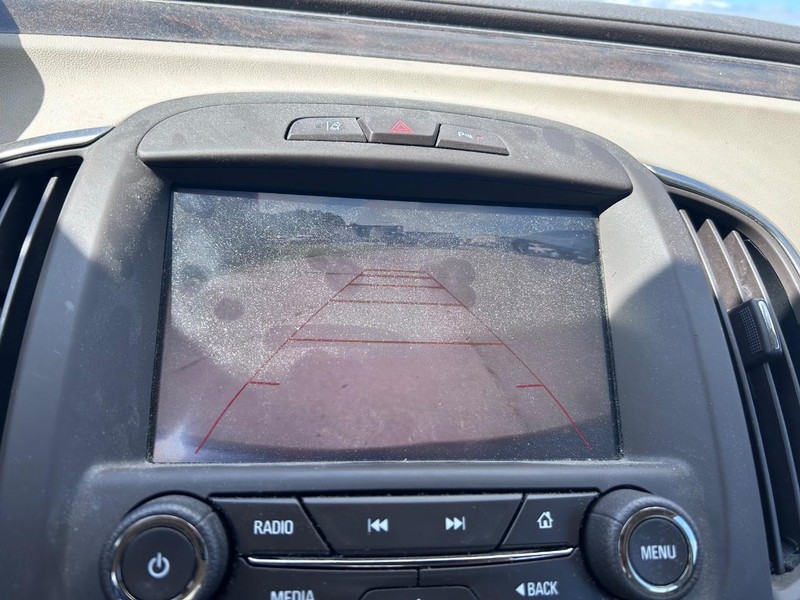 Buick LaCrosse Vehicle Full-screen Gallery Image 19