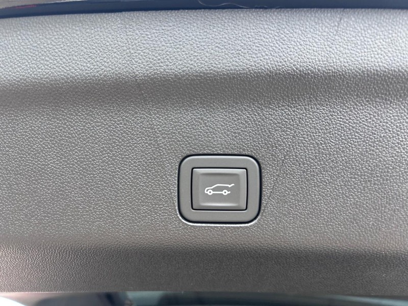 GMC Yukon XL Vehicle Full-screen Gallery Image 6