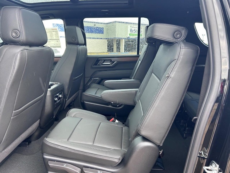 GMC Yukon XL Vehicle Full-screen Gallery Image 9