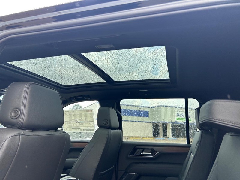 GMC Yukon XL Vehicle Full-screen Gallery Image 10