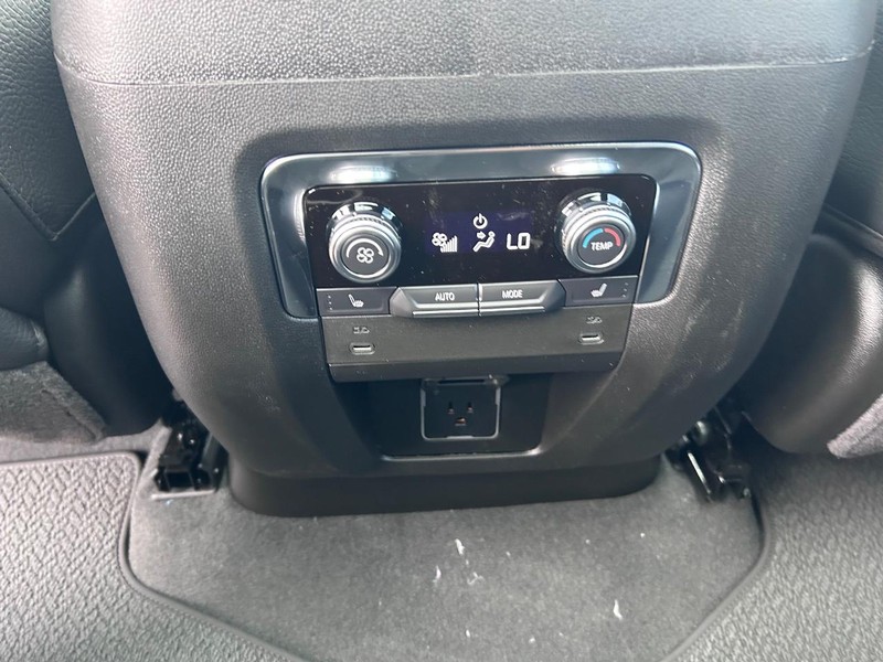 GMC Yukon XL Vehicle Full-screen Gallery Image 11