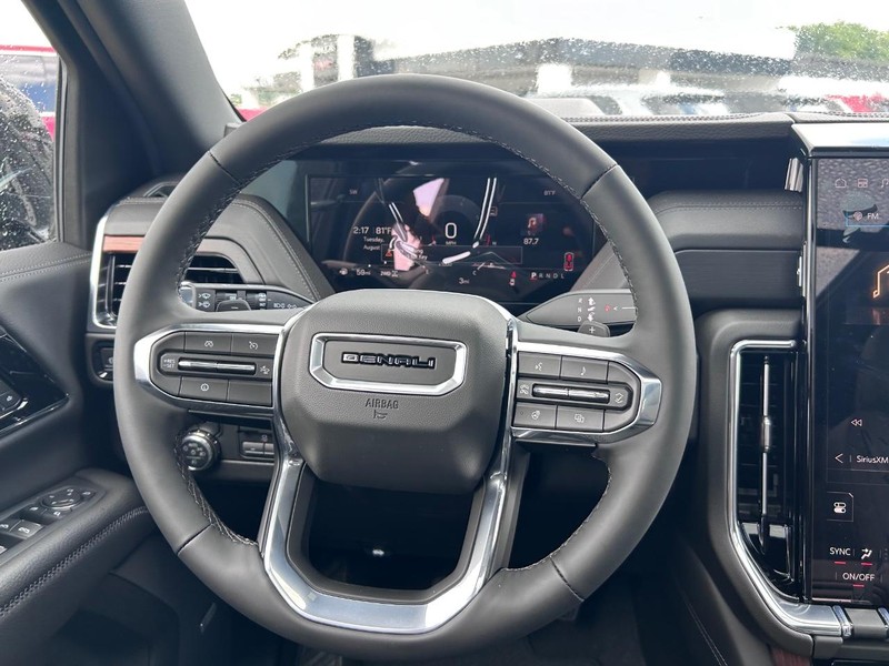 GMC Yukon XL Vehicle Full-screen Gallery Image 13