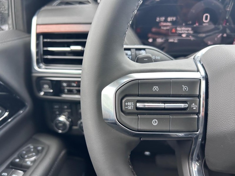 GMC Yukon XL Vehicle Full-screen Gallery Image 14