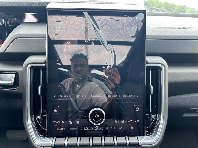 GMC Yukon XL Vehicle Full-screen Gallery Image 17