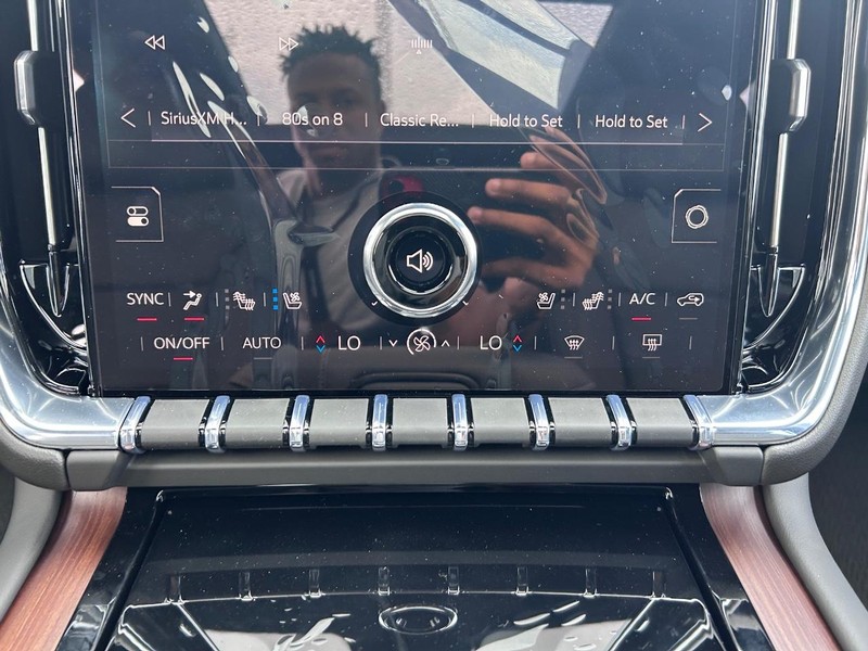 GMC Yukon XL Vehicle Full-screen Gallery Image 18