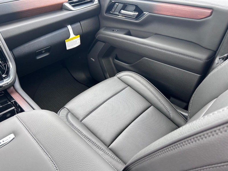 GMC Yukon XL Vehicle Full-screen Gallery Image 19