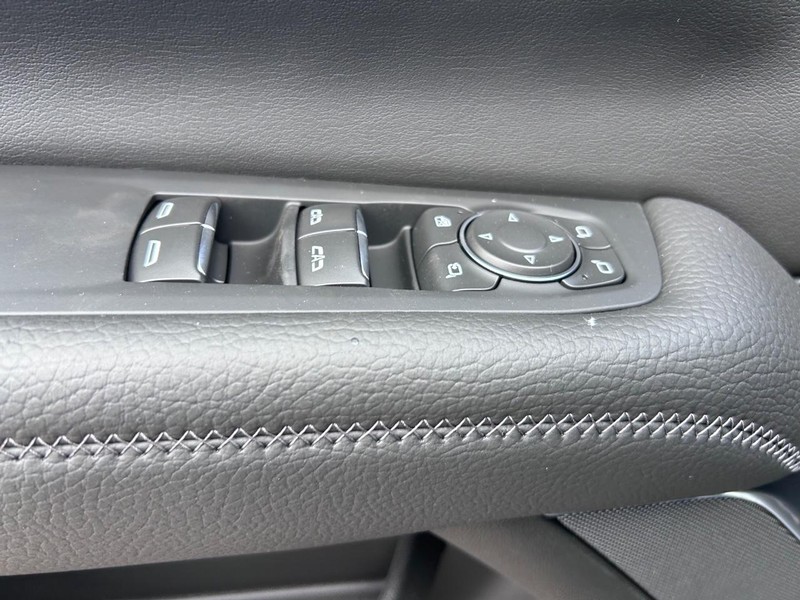 GMC Yukon XL Vehicle Full-screen Gallery Image 20