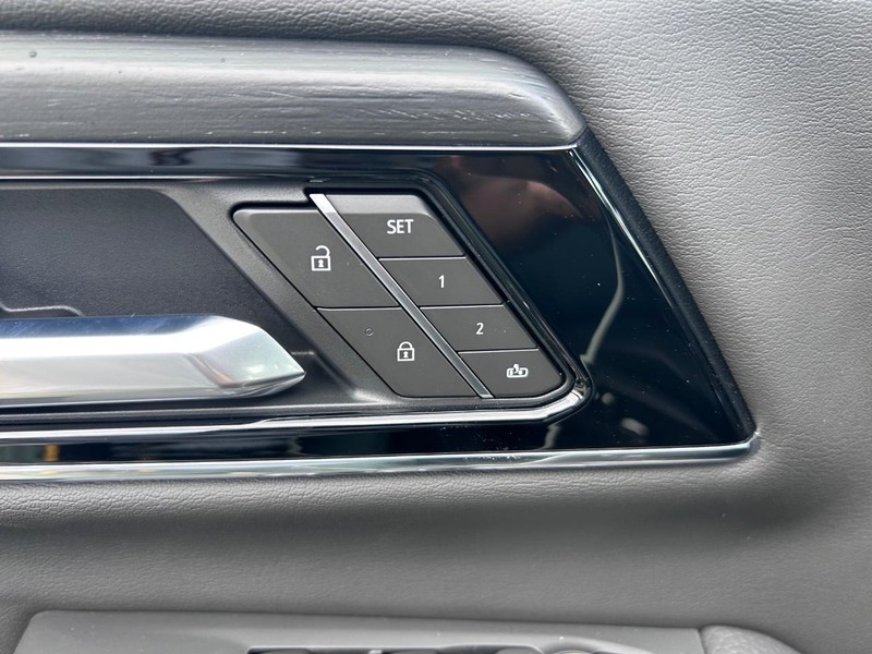 GMC Yukon XL Vehicle Full-screen Gallery Image 21