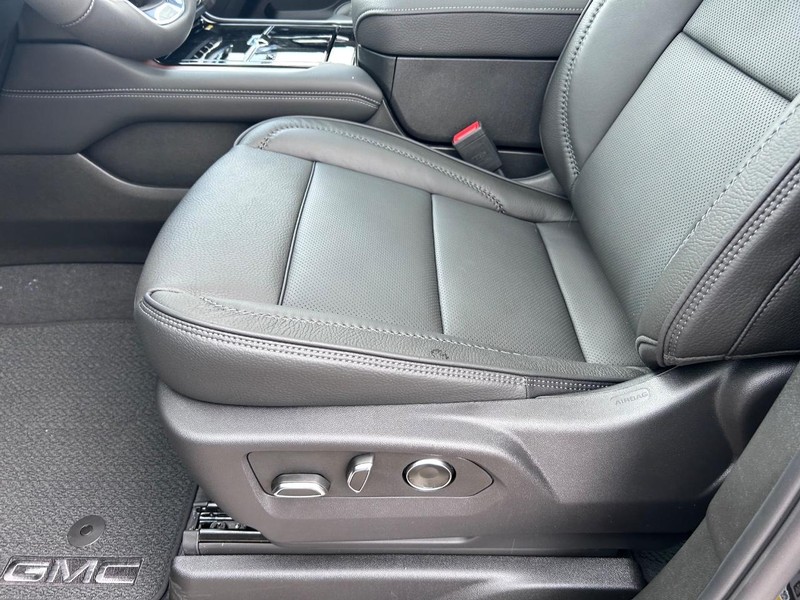 GMC Yukon XL Vehicle Full-screen Gallery Image 22