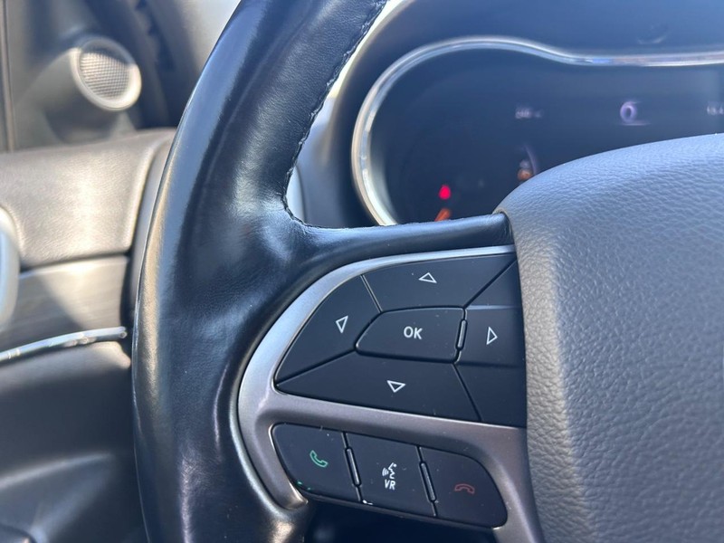 Jeep Grand Cherokee Vehicle Full-screen Gallery Image 12