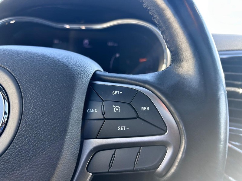 Jeep Grand Cherokee Vehicle Full-screen Gallery Image 13