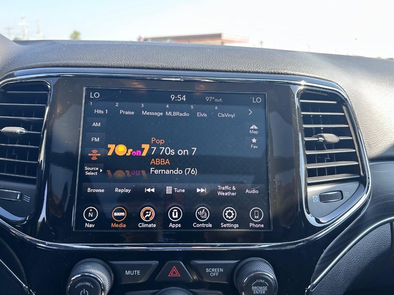 Jeep Grand Cherokee Vehicle Full-screen Gallery Image 14