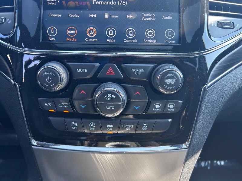 Jeep Grand Cherokee Vehicle Full-screen Gallery Image 15