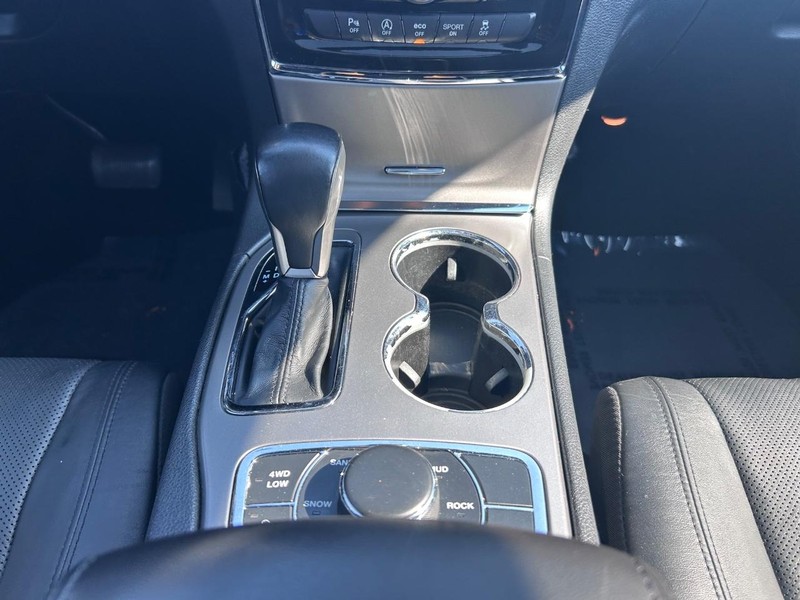 Jeep Grand Cherokee Vehicle Full-screen Gallery Image 16