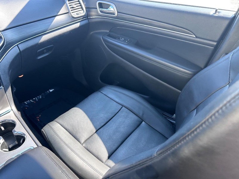 Jeep Grand Cherokee Vehicle Full-screen Gallery Image 17