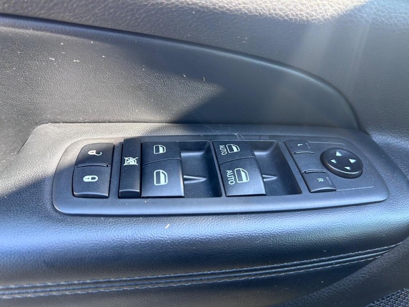 Jeep Grand Cherokee Vehicle Full-screen Gallery Image 18