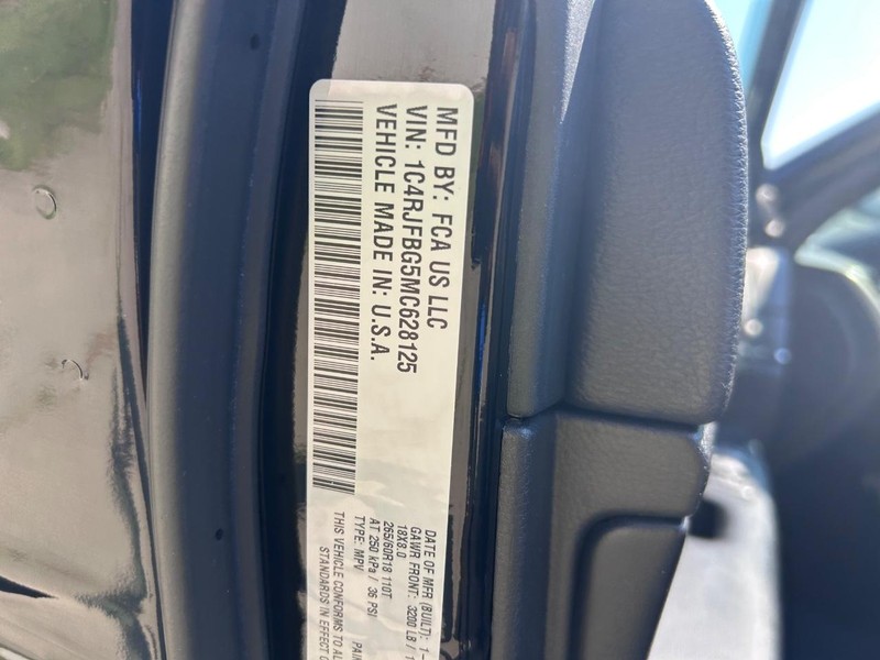 Jeep Grand Cherokee Vehicle Full-screen Gallery Image 23