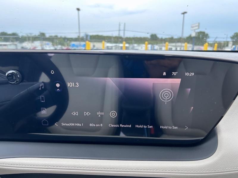 Buick Encore GX Vehicle Full-screen Gallery Image 12