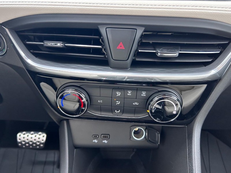 Buick Encore GX Vehicle Full-screen Gallery Image 13