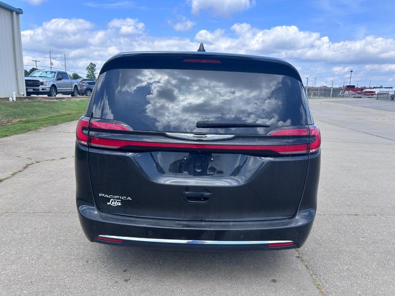 Chrysler Pacifica Vehicle Full-screen Gallery Image 4