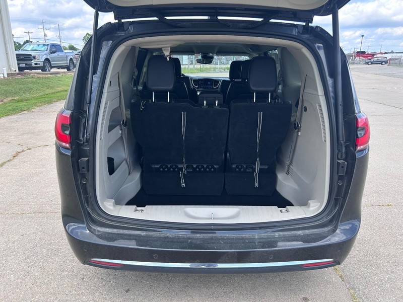 Chrysler Pacifica Vehicle Full-screen Gallery Image 5