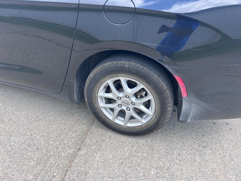 Chrysler Pacifica Vehicle Full-screen Gallery Image 7