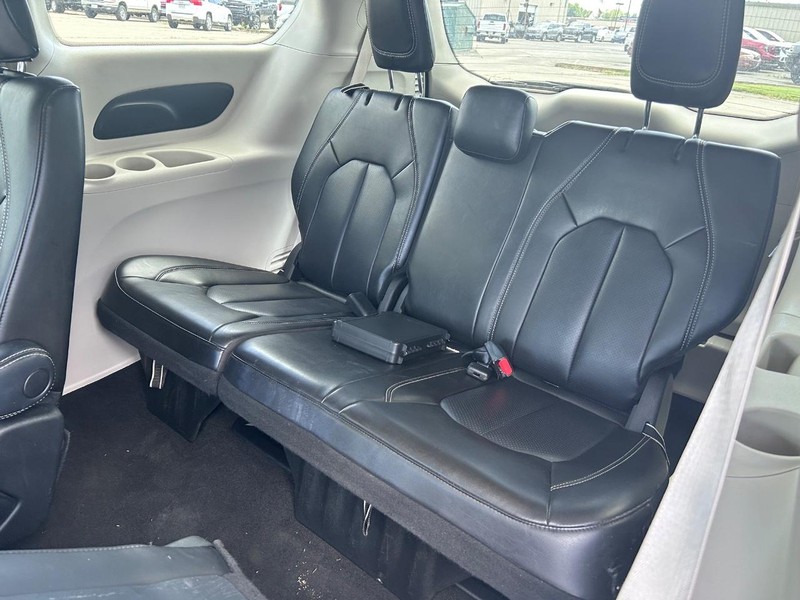 Chrysler Pacifica Vehicle Full-screen Gallery Image 8