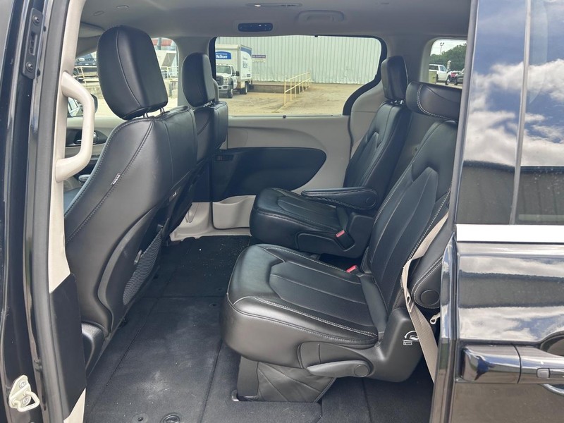 Chrysler Pacifica Vehicle Full-screen Gallery Image 9