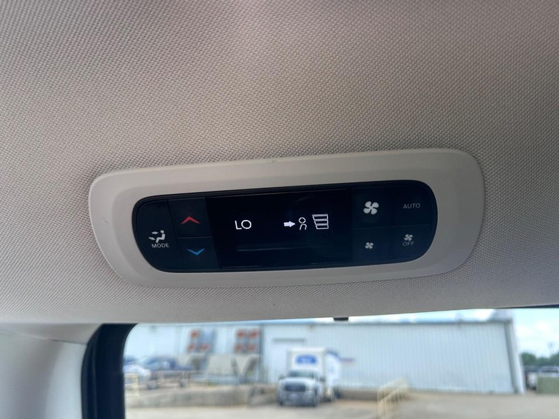 Chrysler Pacifica Vehicle Full-screen Gallery Image 10