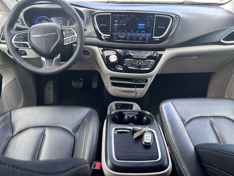 Chrysler Pacifica Vehicle Full-screen Gallery Image 11