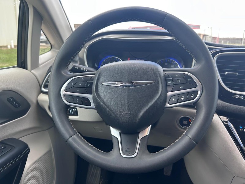 Chrysler Pacifica Vehicle Full-screen Gallery Image 12