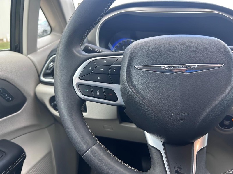 Chrysler Pacifica Vehicle Full-screen Gallery Image 13