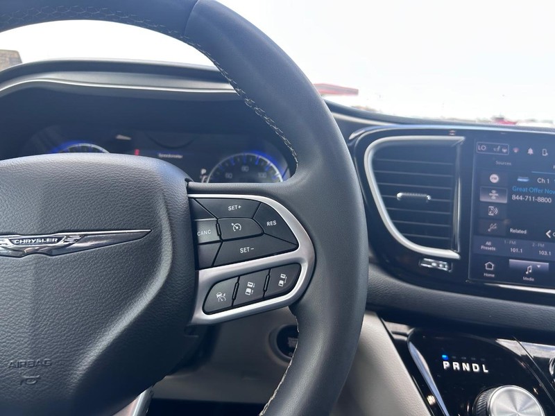 Chrysler Pacifica Vehicle Full-screen Gallery Image 14