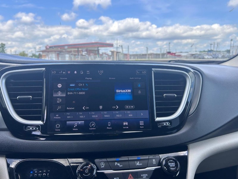 Chrysler Pacifica Vehicle Full-screen Gallery Image 15