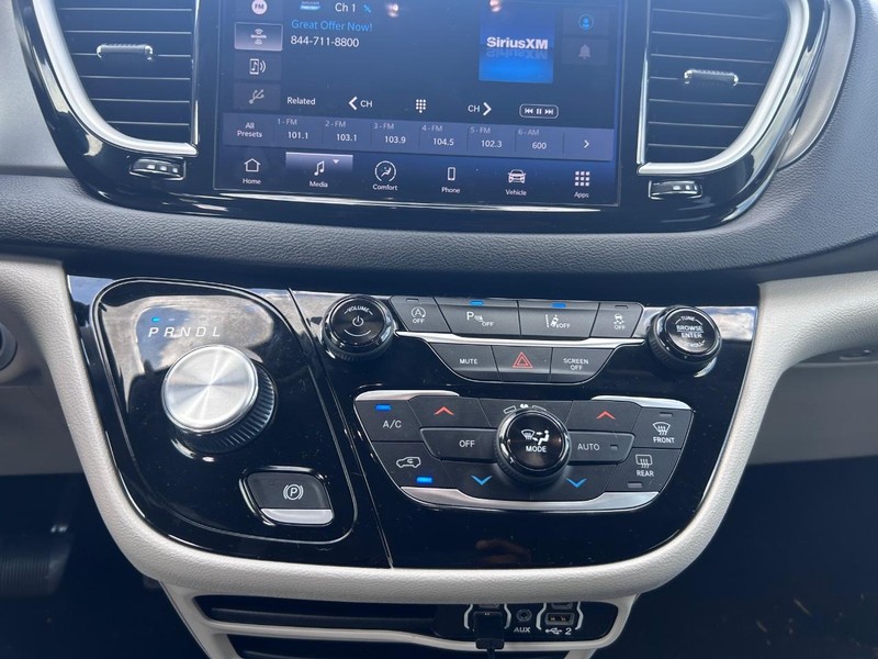 Chrysler Pacifica Vehicle Full-screen Gallery Image 16