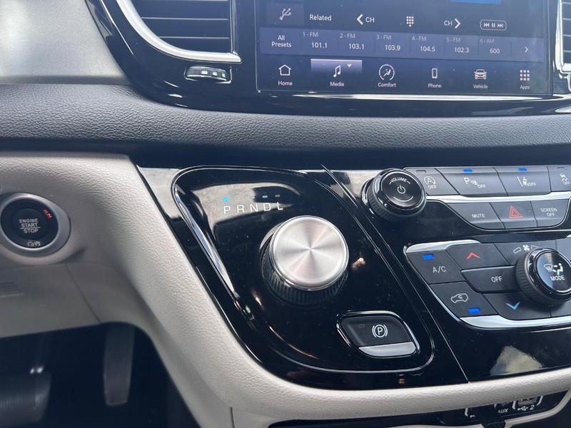 Chrysler Pacifica Vehicle Full-screen Gallery Image 17