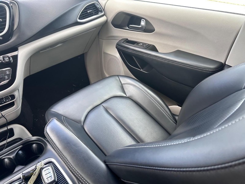 Chrysler Pacifica Vehicle Full-screen Gallery Image 18