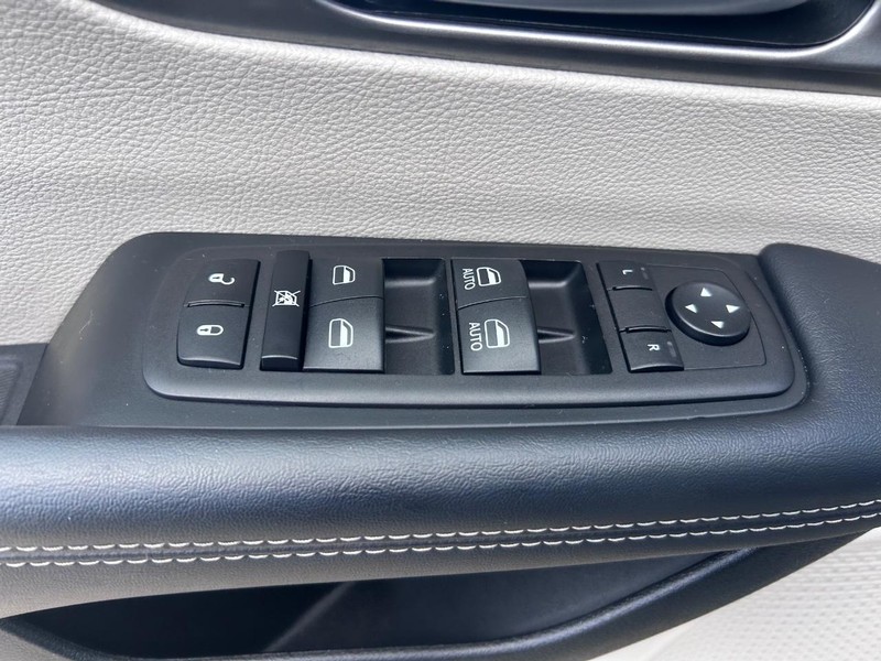 Chrysler Pacifica Vehicle Full-screen Gallery Image 19