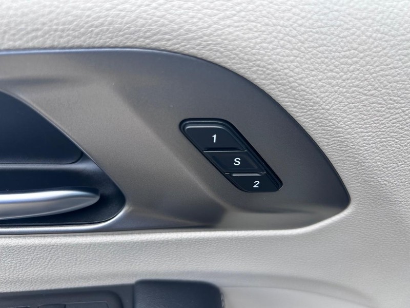 Chrysler Pacifica Vehicle Full-screen Gallery Image 20