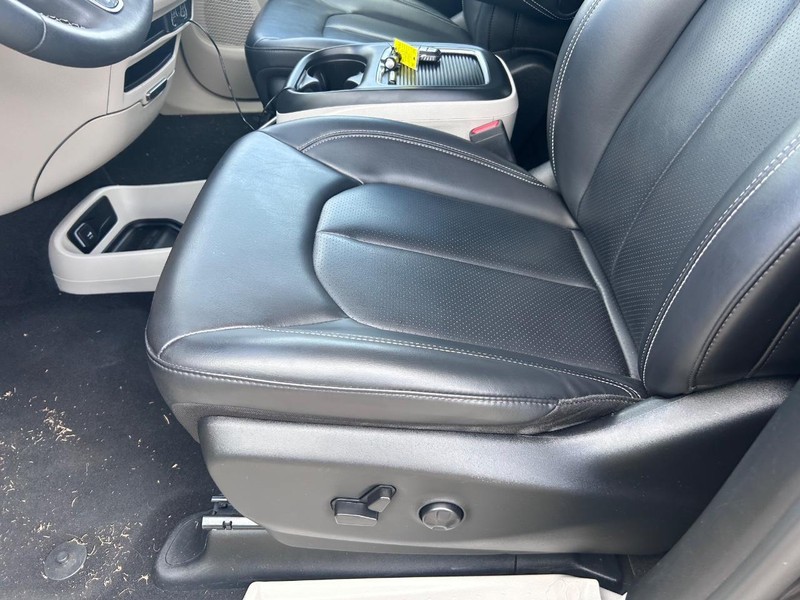 Chrysler Pacifica Vehicle Full-screen Gallery Image 21