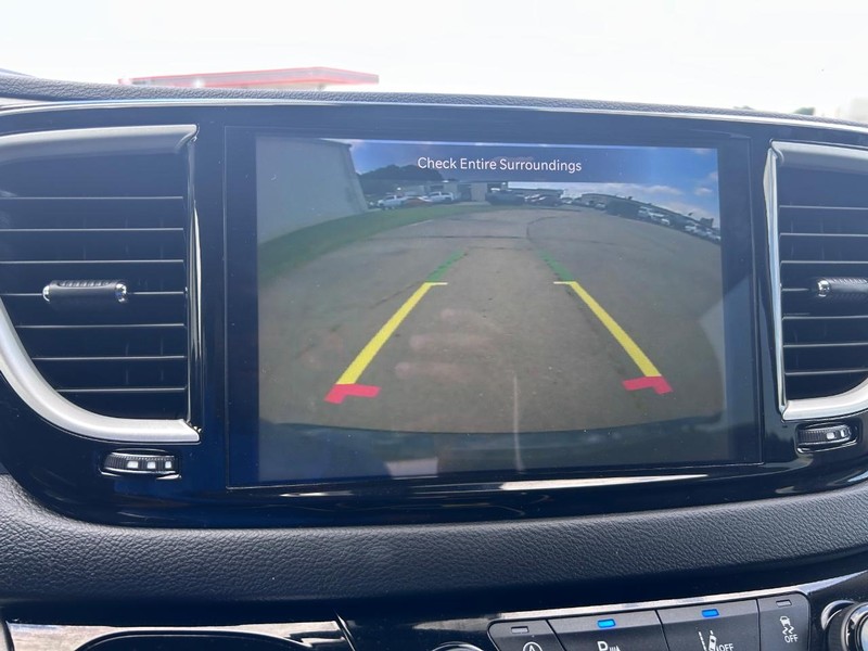 Chrysler Pacifica Vehicle Full-screen Gallery Image 23