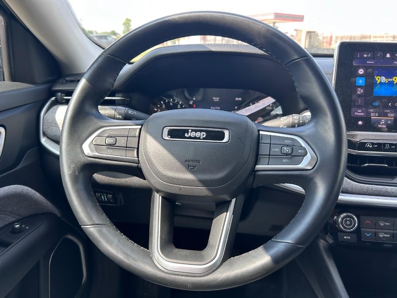 Jeep Compass Vehicle Full-screen Gallery Image 9