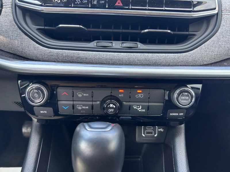 Jeep Compass Vehicle Full-screen Gallery Image 13