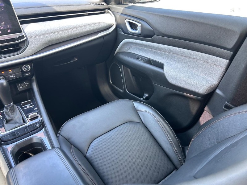 Jeep Compass Vehicle Full-screen Gallery Image 15