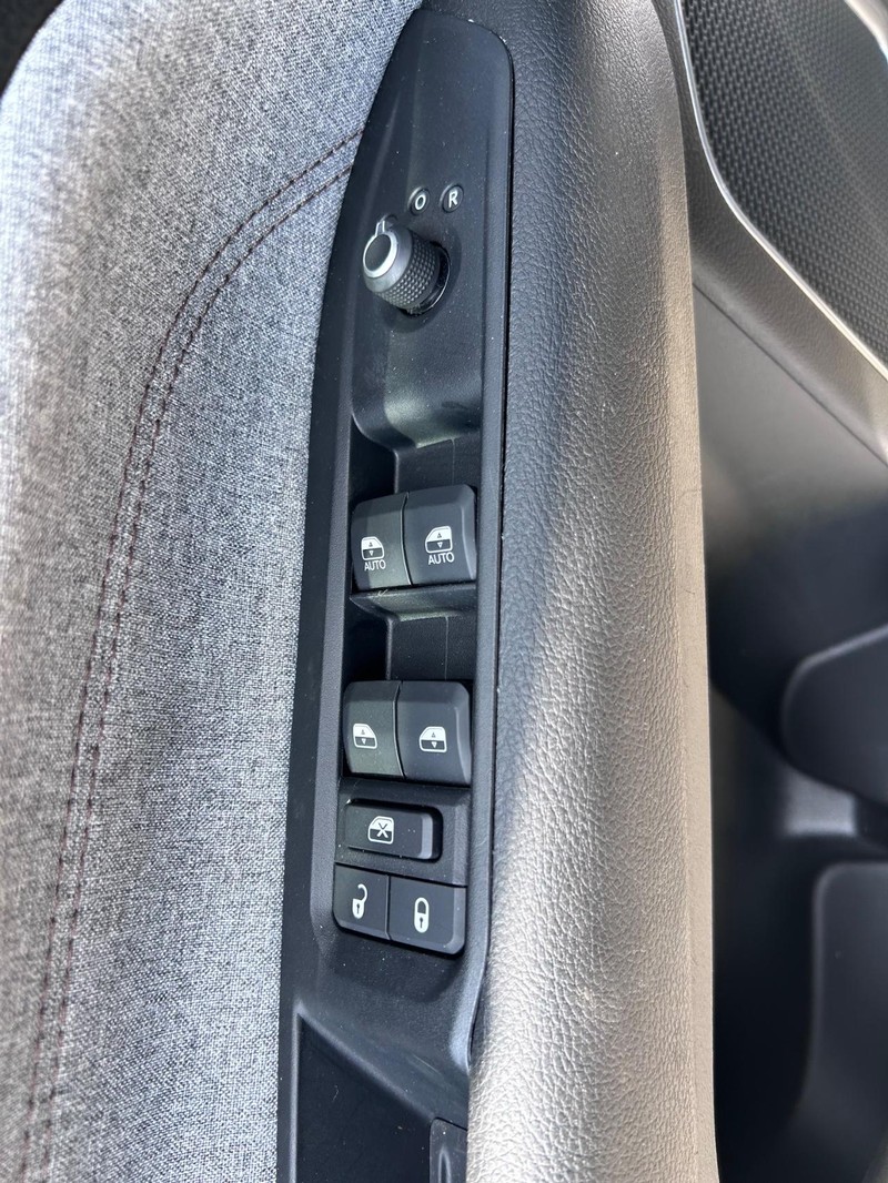 Jeep Compass Vehicle Full-screen Gallery Image 16